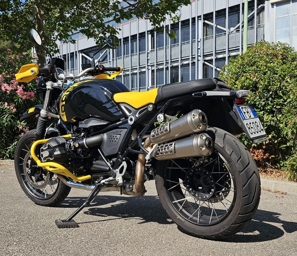 BMW R NineT Urban GS 40 Years GS 2023 vue arrière droite avec échappement Akrapovic