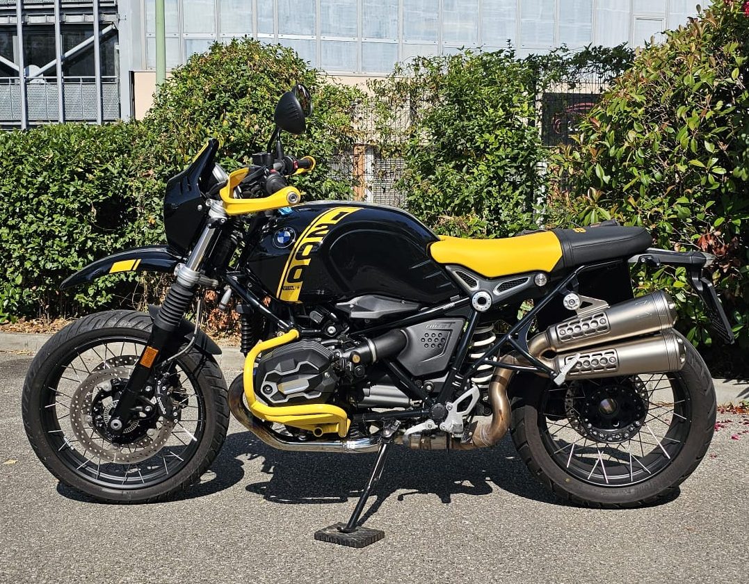 BMW R NineT Urban GS 40 Years GS 2023 profil droit avec échappement Akrapovic