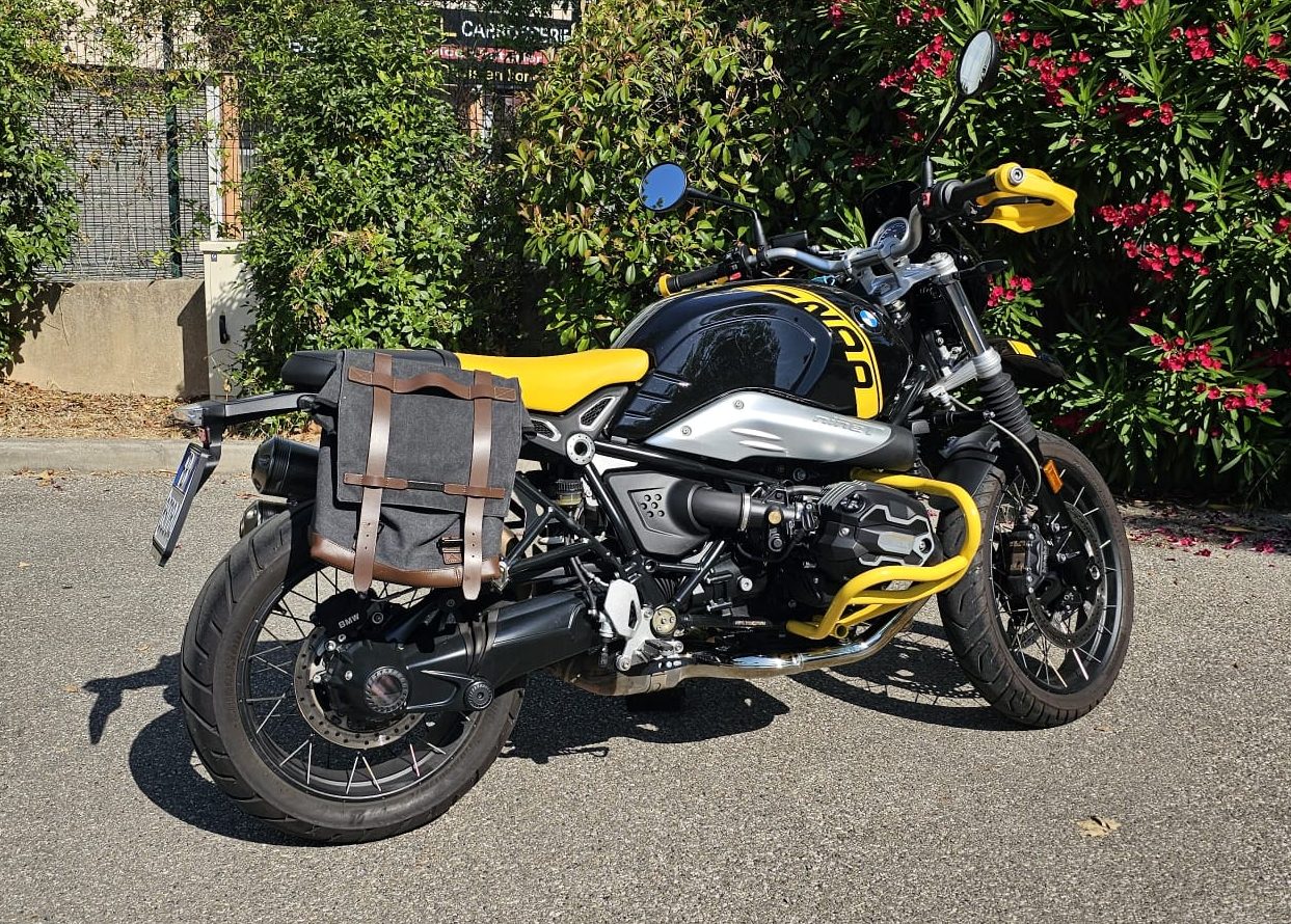 BMW R NineT Urban GS 40 Years GS 2023 vue arrière droite avec sacoche latérale BMW