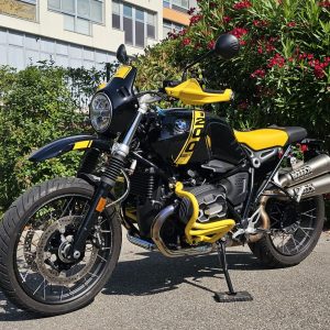 BMW R NineT Urban GS 40 Years GS 2023 vue avant gauche avec échappement Akrapovic