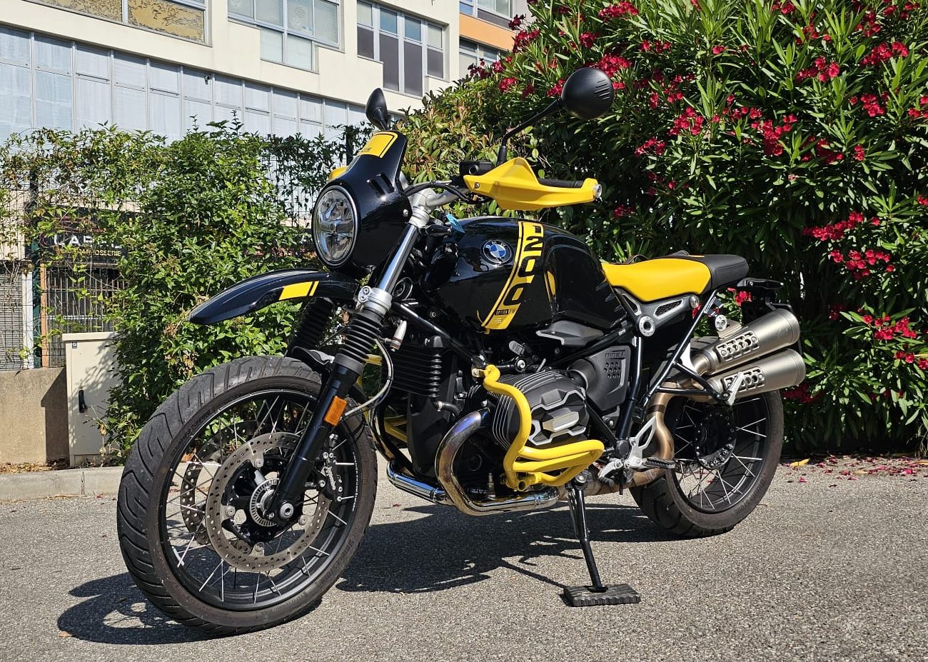 BMW R NineT Urban GS 40 Years GS 2023 vue avant gauche avec échappement Akrapovic