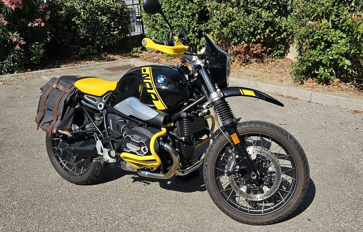 BMW R NineT Urban GS 40 Years GS équipée d'une sacoche latérale BMW amovible